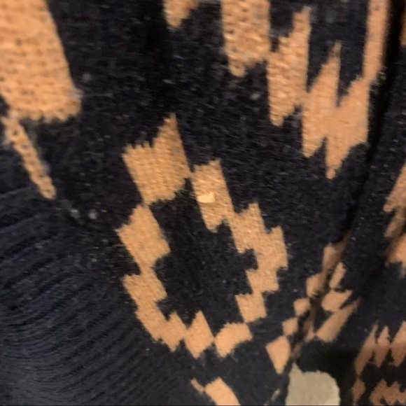 ROMEO & JULIET COUTURE Navy Aztec Printed Sweater size medium - Picture 5 of 8